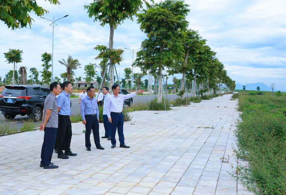 Bí thư Tỉnh ủy Lê Đức Thái và các thành viên trong đoàn kiểm tra dự án số 2 Khu đô thị mới Sao Mai Lam Sơn - Sao Vàng (ảnh: Báo và Phát thanh truyền hình Thanh Hóa)