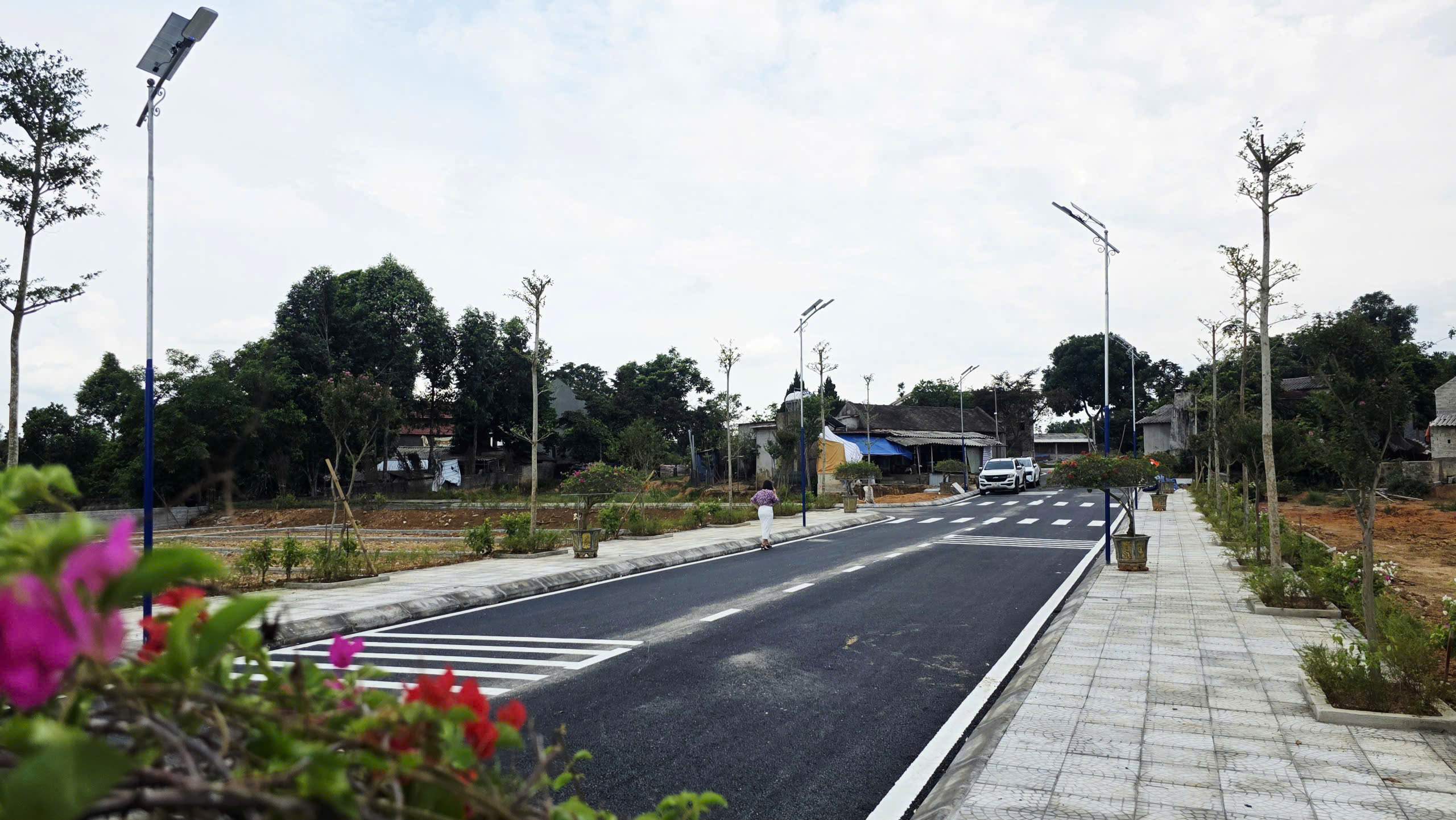 Đường nhựa và vỉa hè khu dân cư